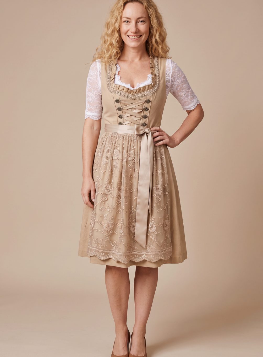 Clara | Damen Trachten-Dirndl Knielang Spitzenbluse Schnürung 3