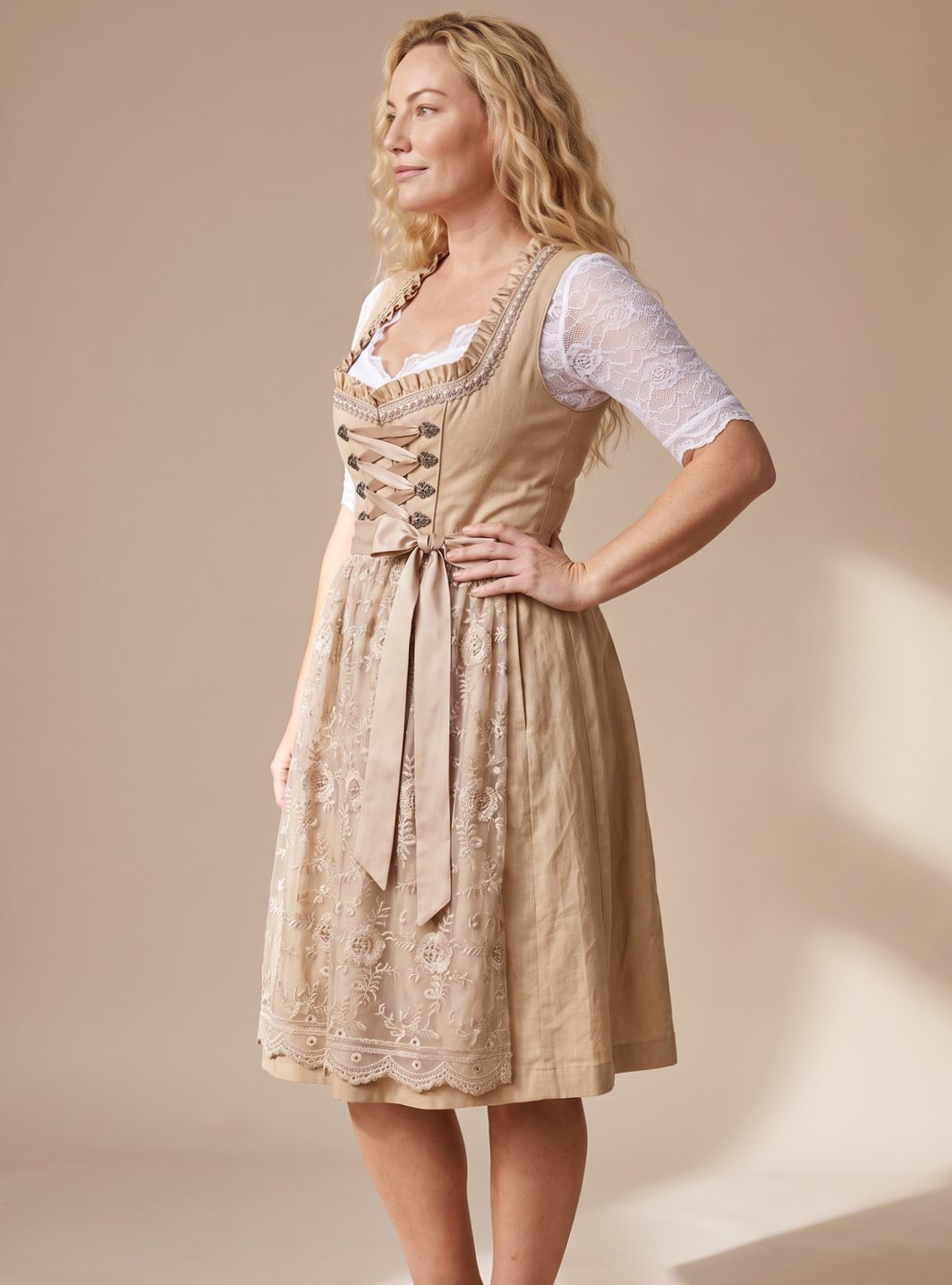 Clara | Damen Trachten-Dirndl Knielang Spitzenbluse Schnürung 4