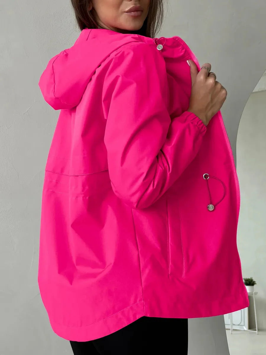 Damen Outdoorjacke mit verstellbarer Kapuze und geräumigen Taschen für vielseitigen Einsatz 0