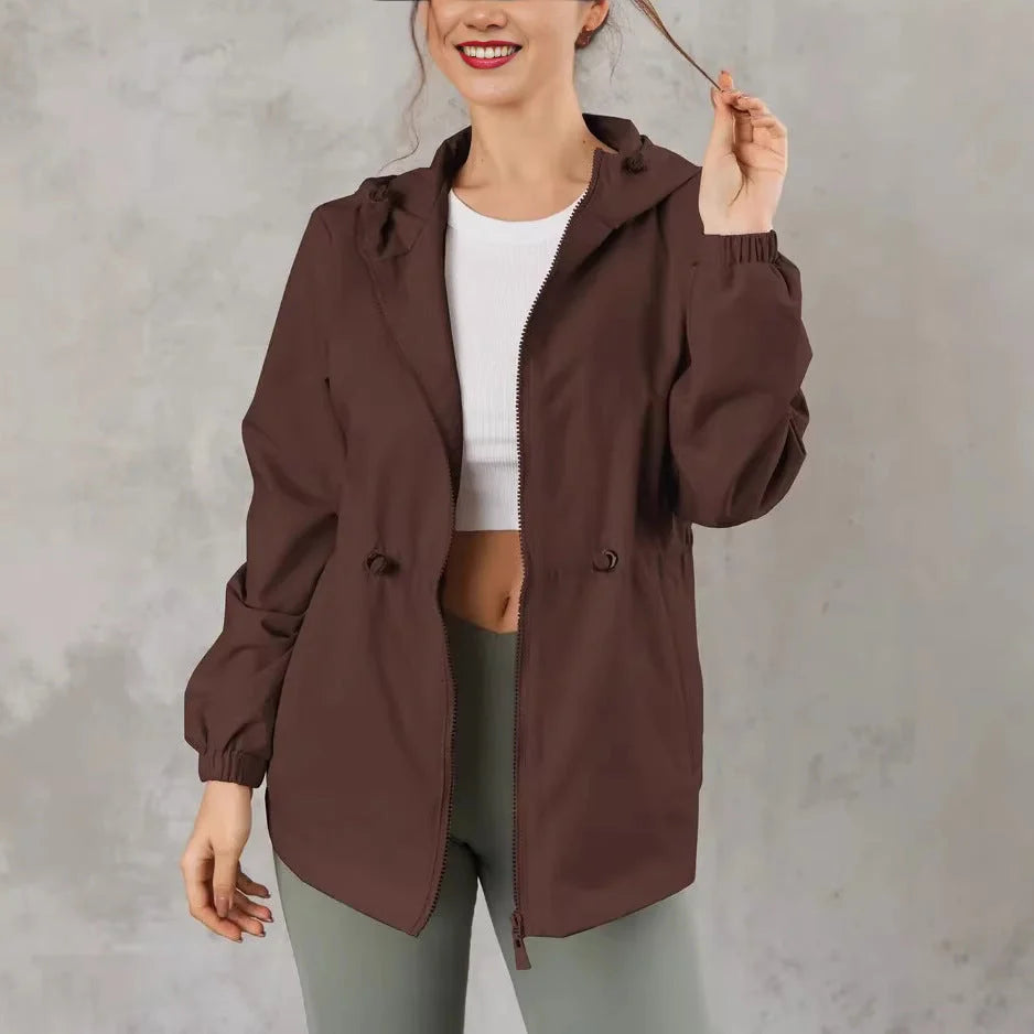 Damen Outdoorjacke mit verstellbarer Kapuze und geräumigen Taschen für vielseitigen Einsatz 1