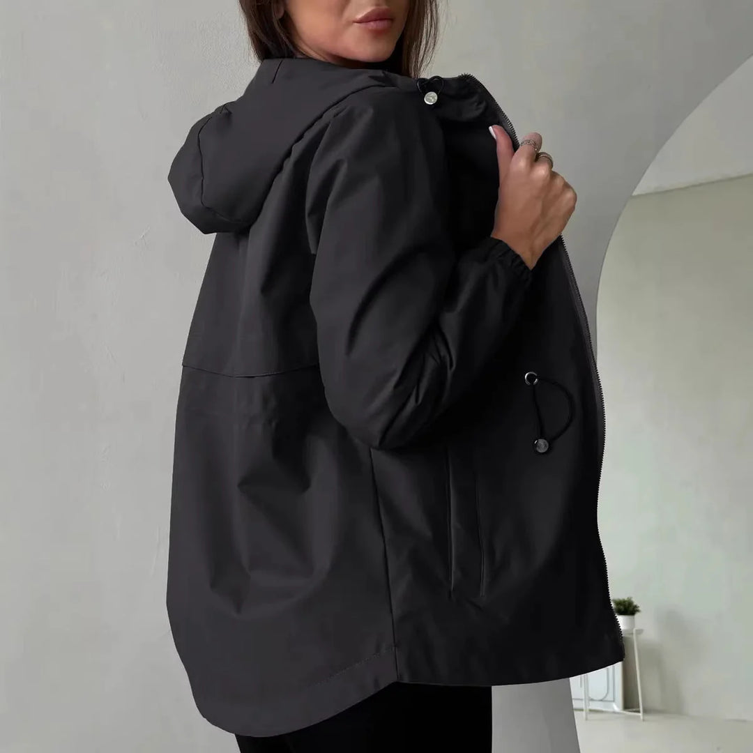 Damen Outdoorjacke mit verstellbarer Kapuze und geräumigen Taschen für vielseitigen Einsatz 3