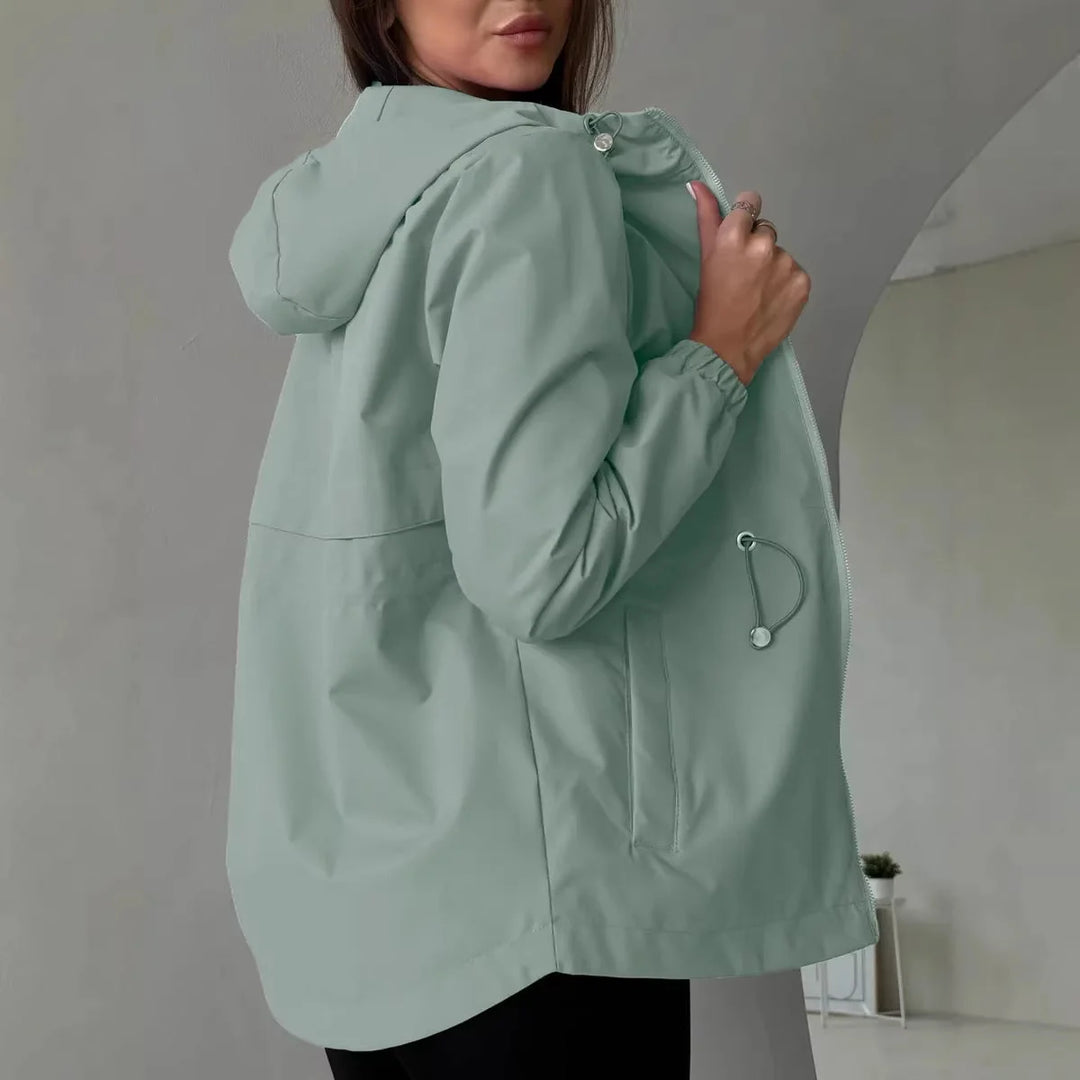 Damen Outdoorjacke mit verstellbarer Kapuze und geräumigen Taschen für vielseitigen Einsatz 4