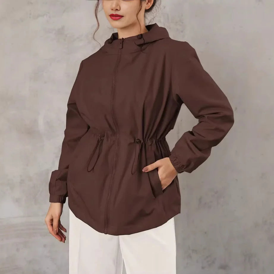 Damen Outdoorjacke mit verstellbarer Kapuze und geräumigen Taschen für vielseitigen Einsatz 6