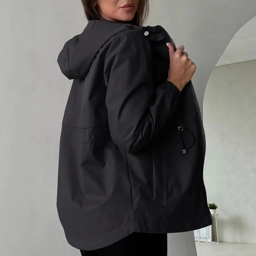 Damen Outdoorjacke mit verstellbarer Kapuze und geräumigen Taschen für vielseitigen Einsatz 7