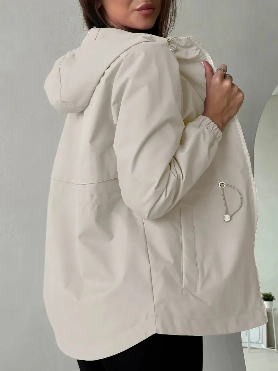 Damen Outdoorjacke mit verstellbarer Kapuze und geräumigen Taschen für vielseitigen Einsatz 8