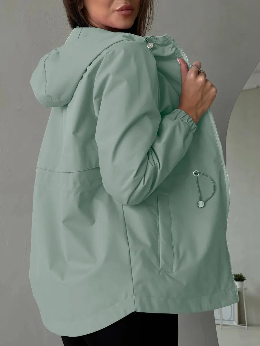 Damen Outdoorjacke mit verstellbarer Kapuze und geräumigen Taschen für vielseitigen Einsatz 9