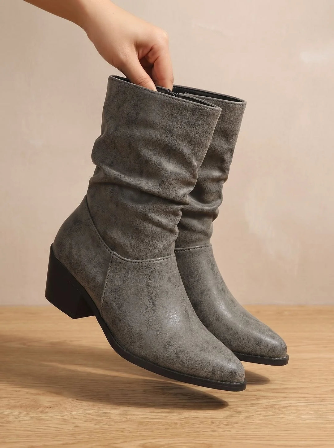 Damen Slouch-Stiefeletten mit Orthopädischem Blockabsatz und Spitzkappe Komfort 1