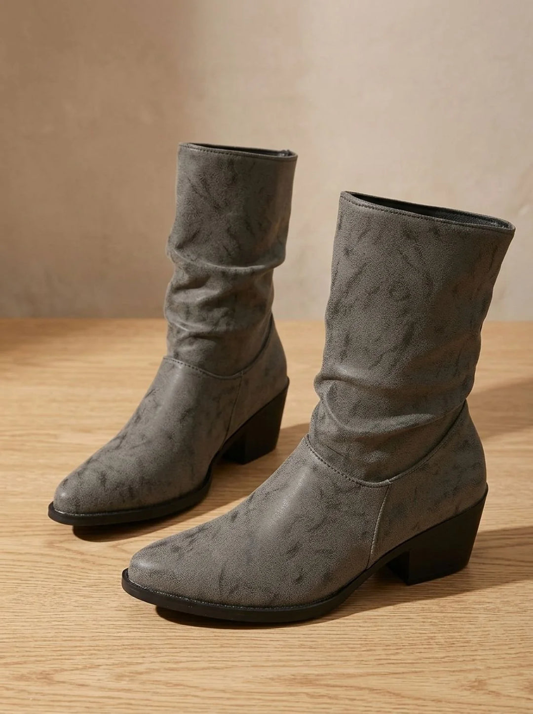 Damen Slouch-Stiefeletten mit Orthopädischem Blockabsatz und Spitzkappe Komfort 4