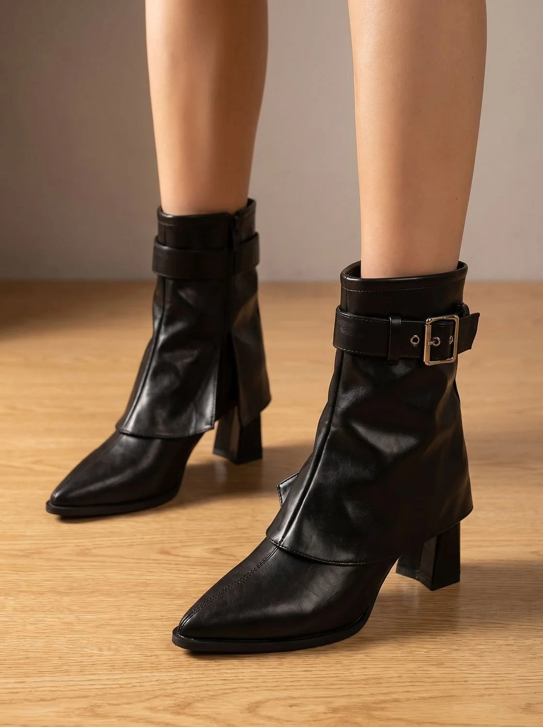 Damen Stiefeletten mit Spitzkappe und verstellbarem Schnallengürtel – Eleganter Blockabsatz für Komfort 2