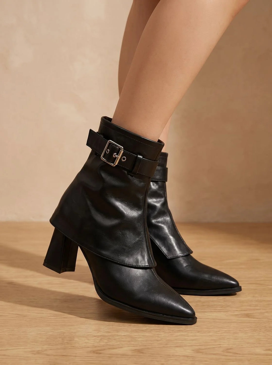 Damen Stiefeletten mit Spitzkappe und verstellbarem Schnallengürtel – Eleganter Blockabsatz für Komfort 4