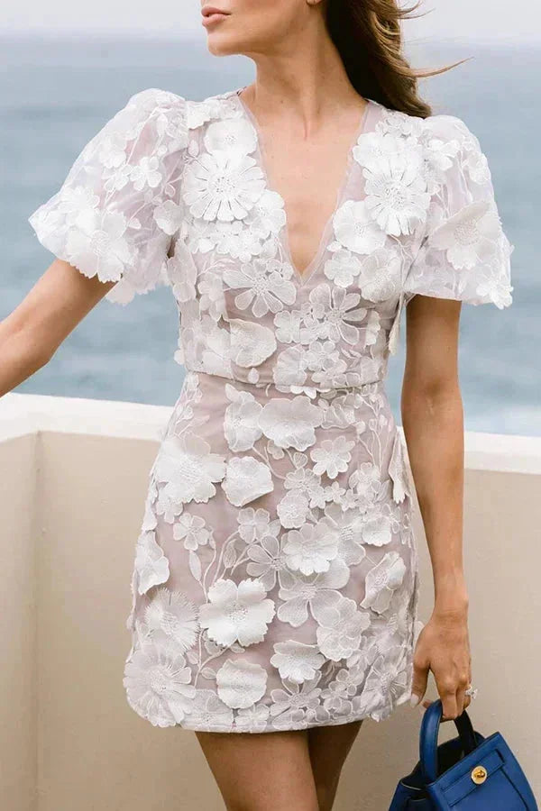 Elegantes kurzes Blumenkleid für Damen mit Puffärmeln – ideal für Sommeranlässe 4