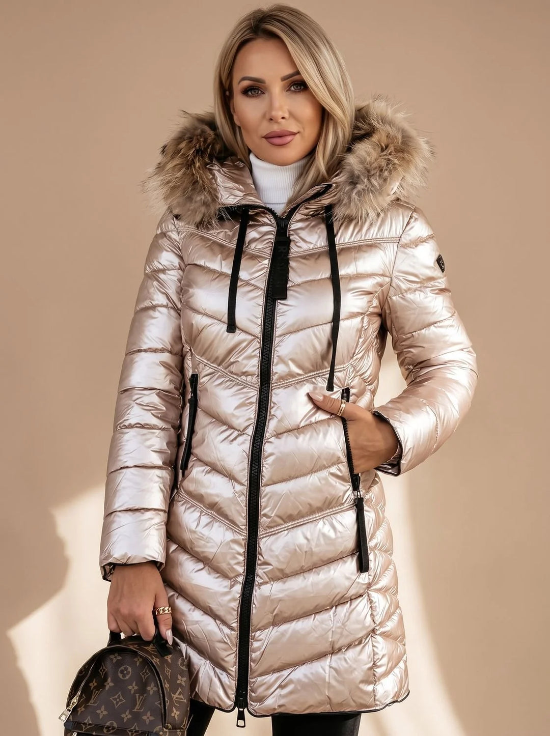 Marlene | Damen Glänzende Steppjacke mit Kunstfellkapuze und Reißverschlusstaschen 0