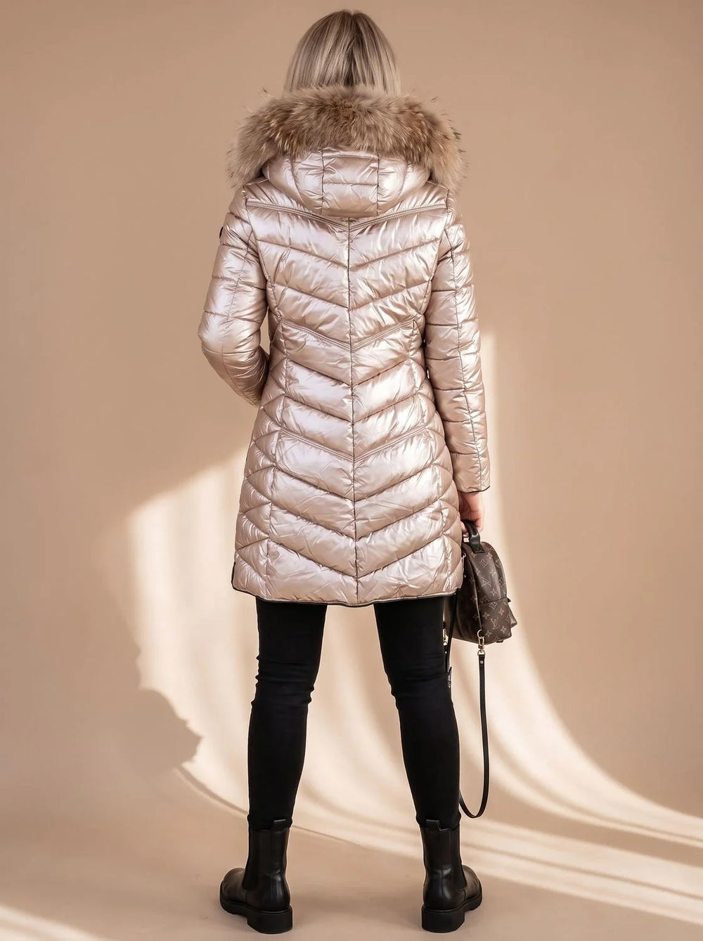 Marlene | Damen Glänzende Steppjacke mit Kunstfellkapuze und Reißverschlusstaschen 1