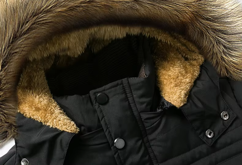 Robuste Herren Winterjacke mit Kapuze und wärmendem Fellfutter für kalte Tage 4