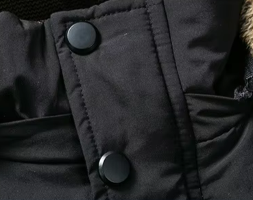 Robuste Herren Winterjacke mit Kapuze und wärmendem Fellfutter für kalte Tage 7
