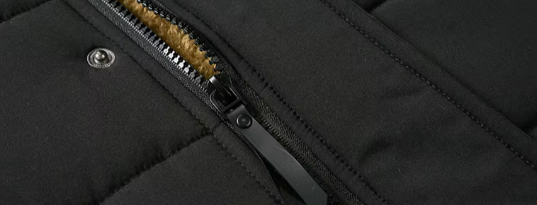 Robuste Herren Winterjacke mit Kapuze und wärmendem Fellfutter für kalte Tage 8