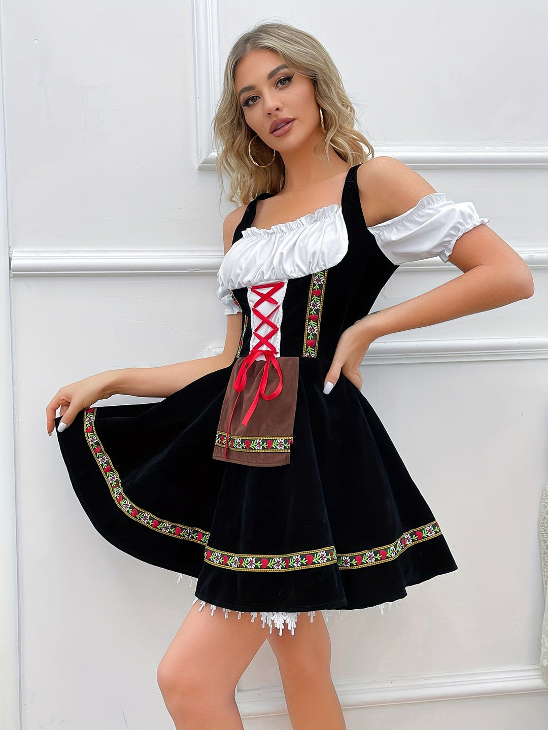 Traditionelles Dirndlkleid mit Schnürung und bestickter Minischürze für Damen 2
