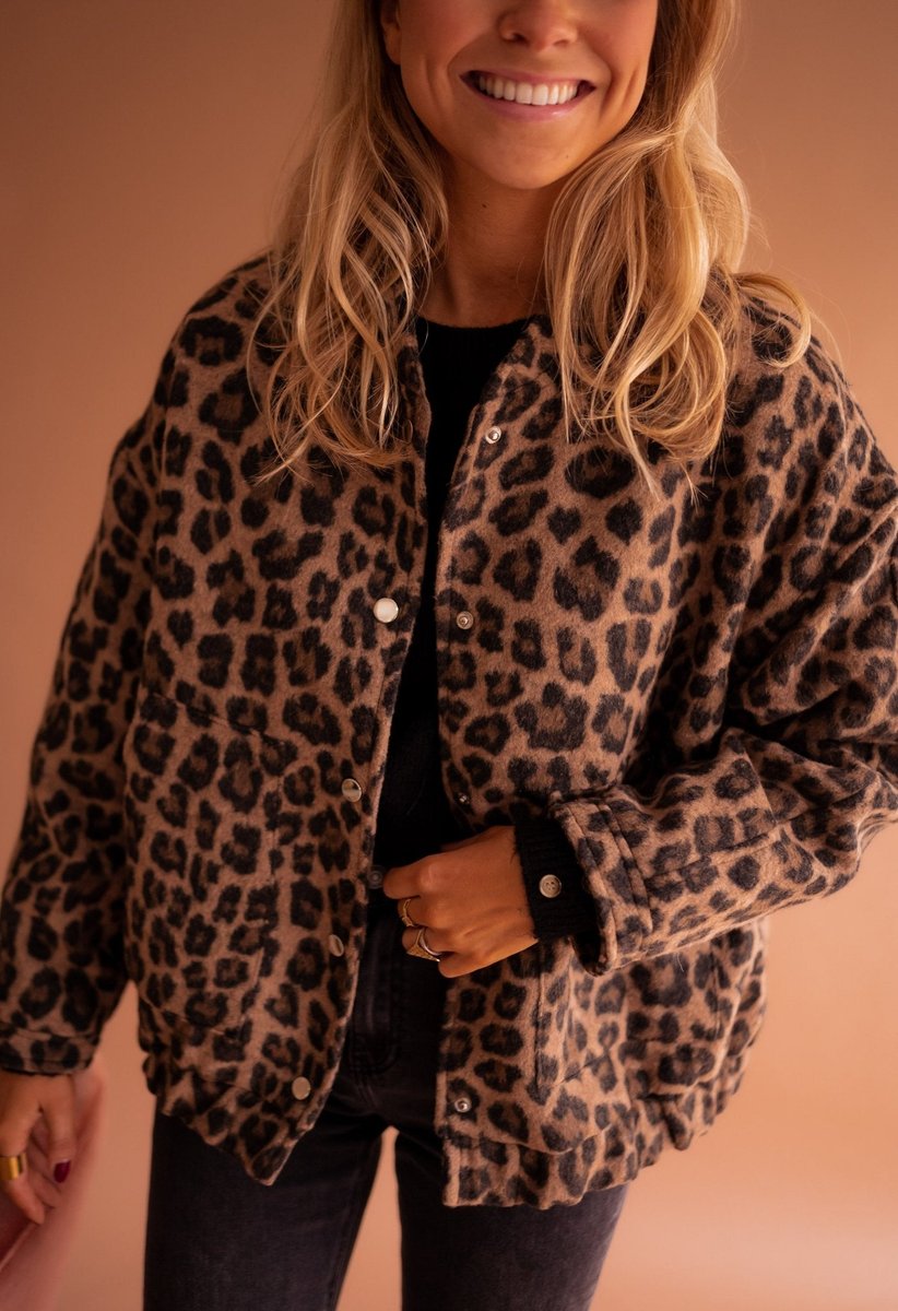 Übergroße Damen Steppjacke mit Leopardenmuster und Druckknöpfen für lässigen Look 0
