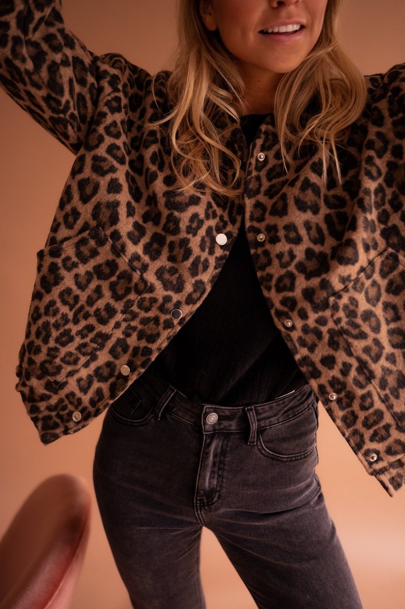 Übergroße Damen Steppjacke mit Leopardenmuster und Druckknöpfen für lässigen Look 1