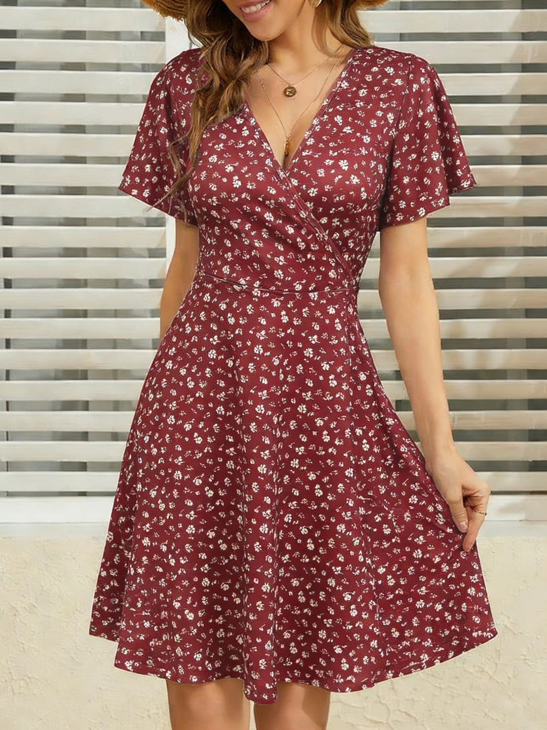 Elegantes Sommerkleid mit Wickelsilhouette und Tupfenmuster für Frauen